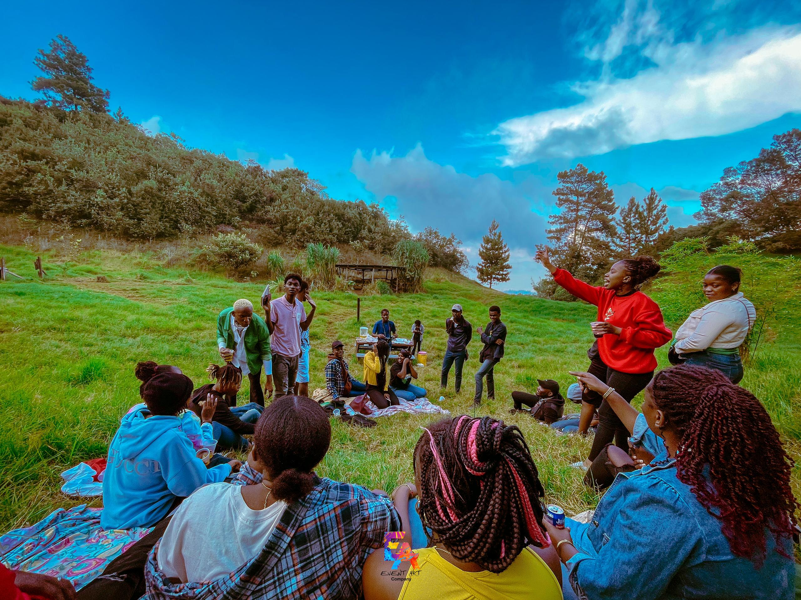 Journée sans téléphone : Signe d’une jeunesse en quête de connexion avec la nature
